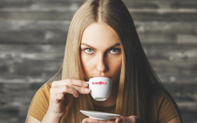 Une femme boit un café Gimoka