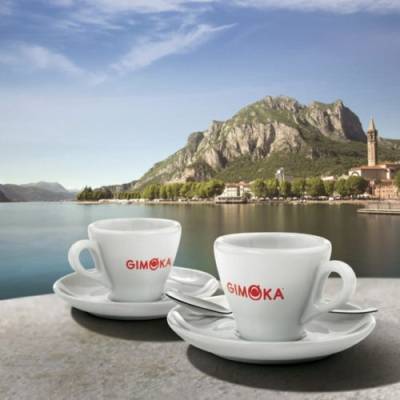 Une femme boit un café Gimoka