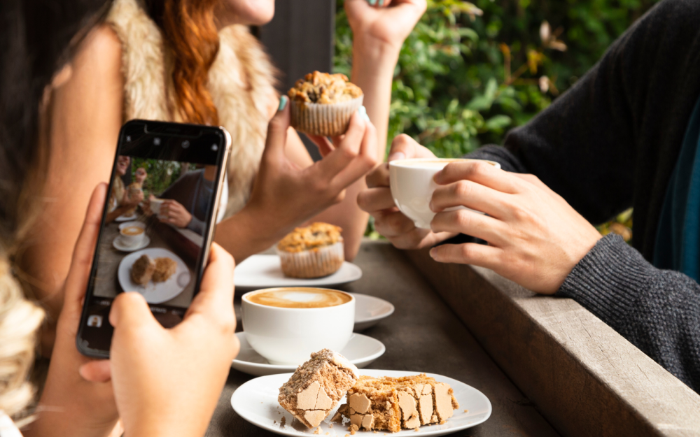 Des amis buvant un cappuccino